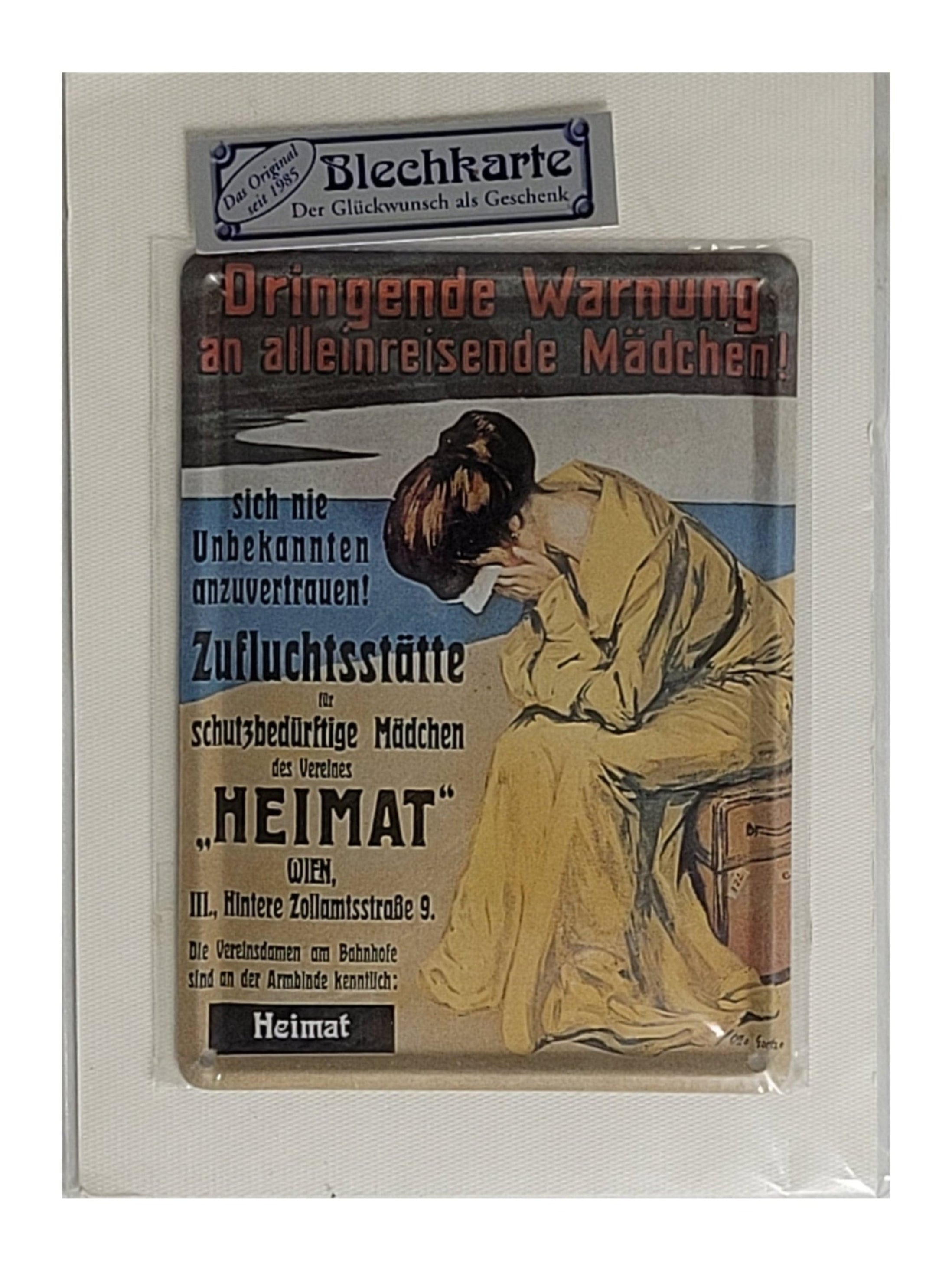 „Nostalgische Blechpostkarte ‚alleinreisende Mädchen‘, 8 × 11 cm, gewölbt und randgeprägt, aus Metall mit Papierbeschichtung, 32 g schwer, mit vier vorgebohrten Löchern zur Aufhängung. Retro‑Werbemotiv im Vintage‑Stil.“