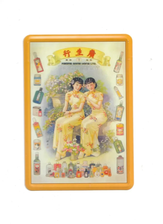„Blechpostkarte mit asiatischem Werbemotiv: Zwei Damen in Qipao mit Produkten, Text ‚Kwong Sang Hong Ltd.‘, ca. 10 × 14 cm.“