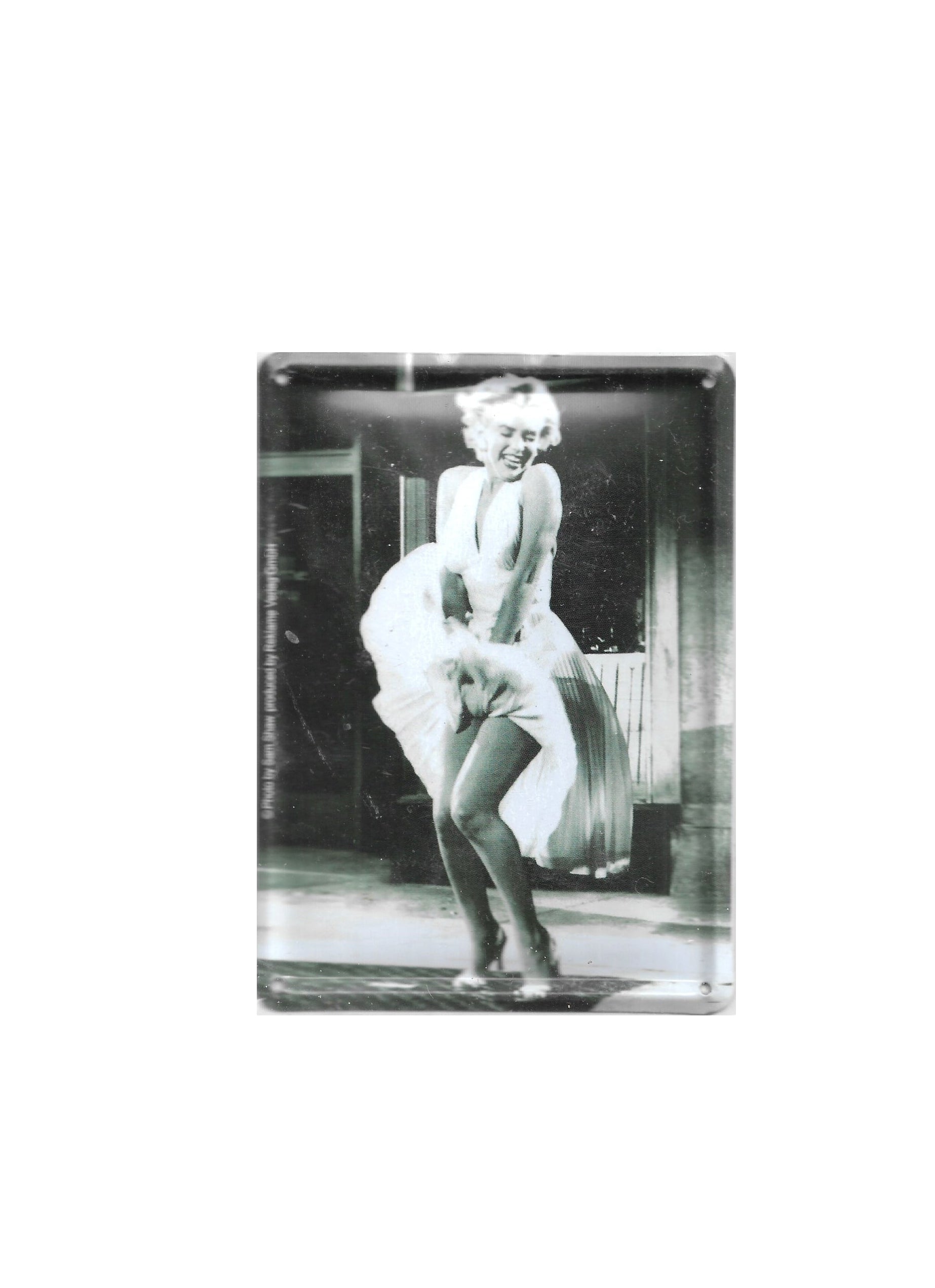 „Blechpostkarte Marilyn Monroe – Das verflixte 7. Jahr, gewölbte und randgeprägte Vintage‑Metallpostkarte