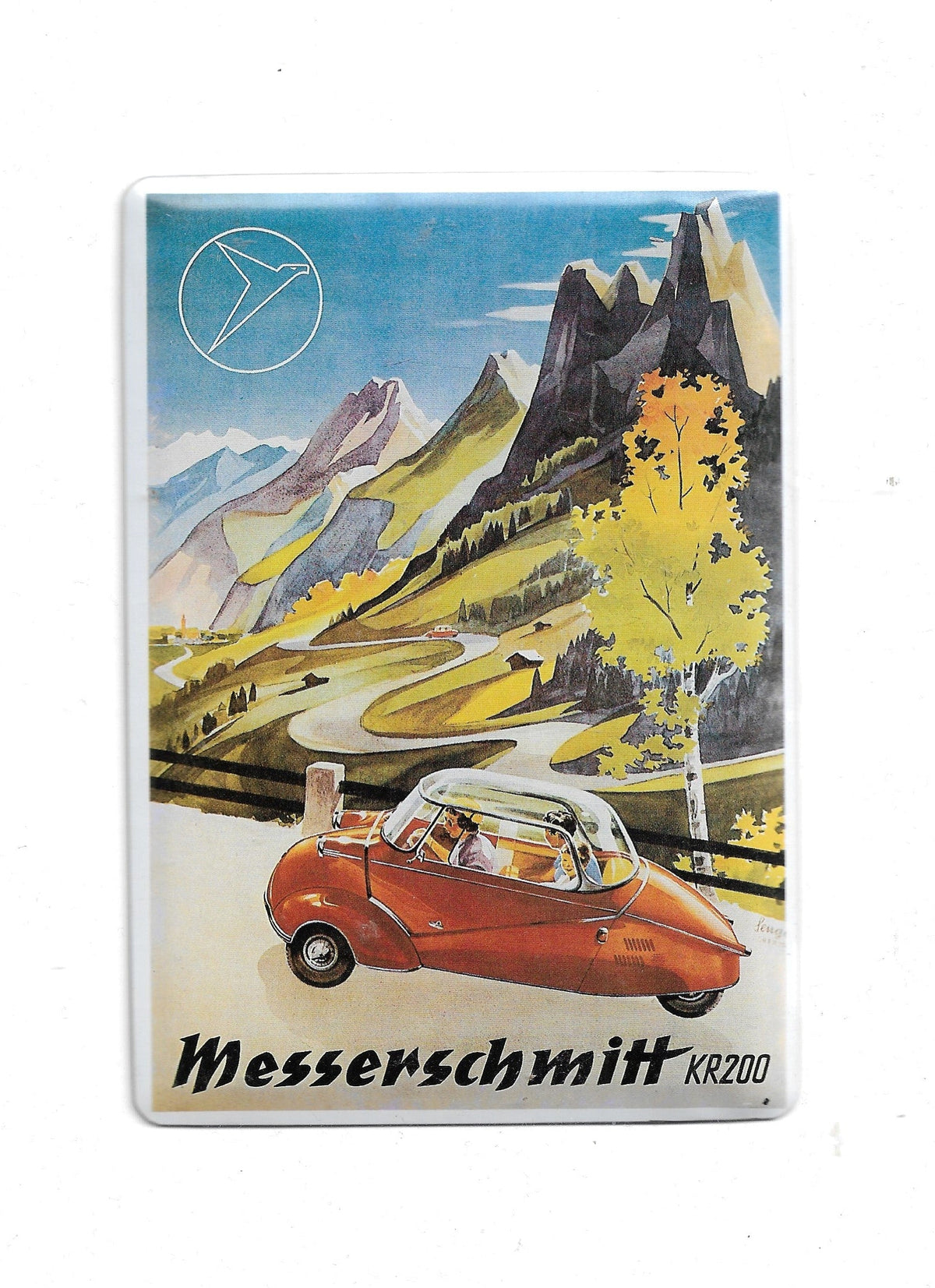 Nostalgische Blechpostkarte mit einem roten Messerschmitt KR200 Kabinenroller auf einer Alpenstraße vor einer Bergkulisse, Messerschmitt-Logo oben links und Schriftzug unten.