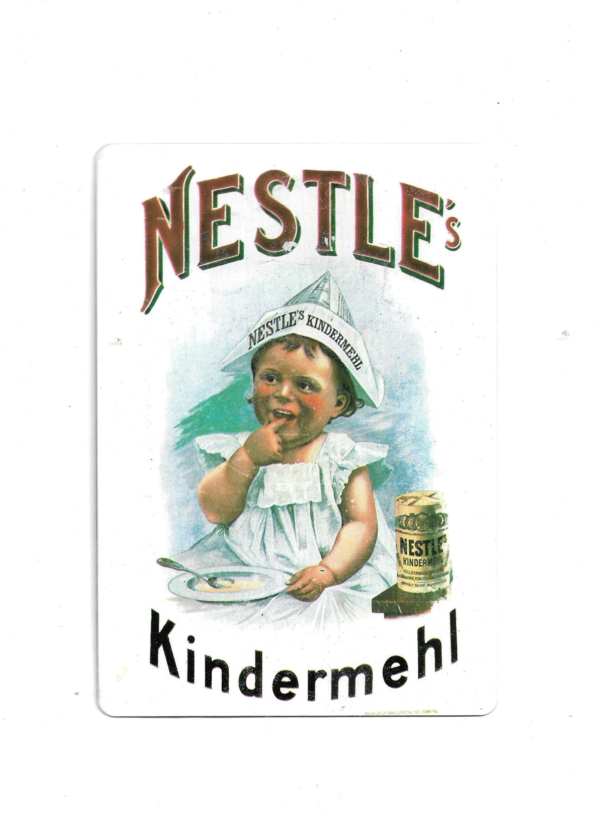 Nostalgische Blechpostkarte mit historischer Werbung für Nestlé's Kindermehl. Zu sehen ist ein Kleinkind in weißem Kleidchen mit Papierhut, Teller und Dose vor weißem Hintergrund.