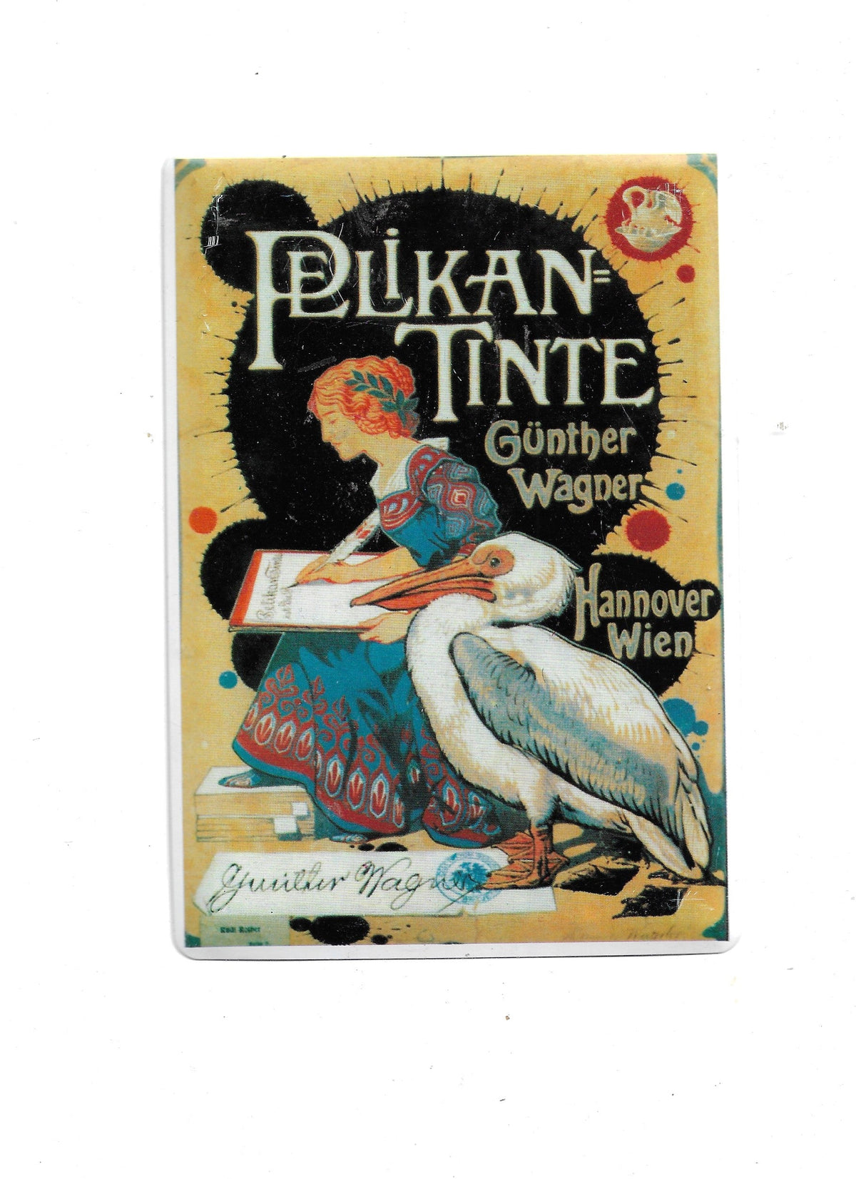 Nostalgische Blechpostkarte im Jugendstil mit historischer Werbung für Pelikan-Tinte Günther Wagner. Zu sehen ist eine schreibende Frau mit Feder und ein großer Pelikan vor einem schwarzen Tintenklecks-Hintergrund.