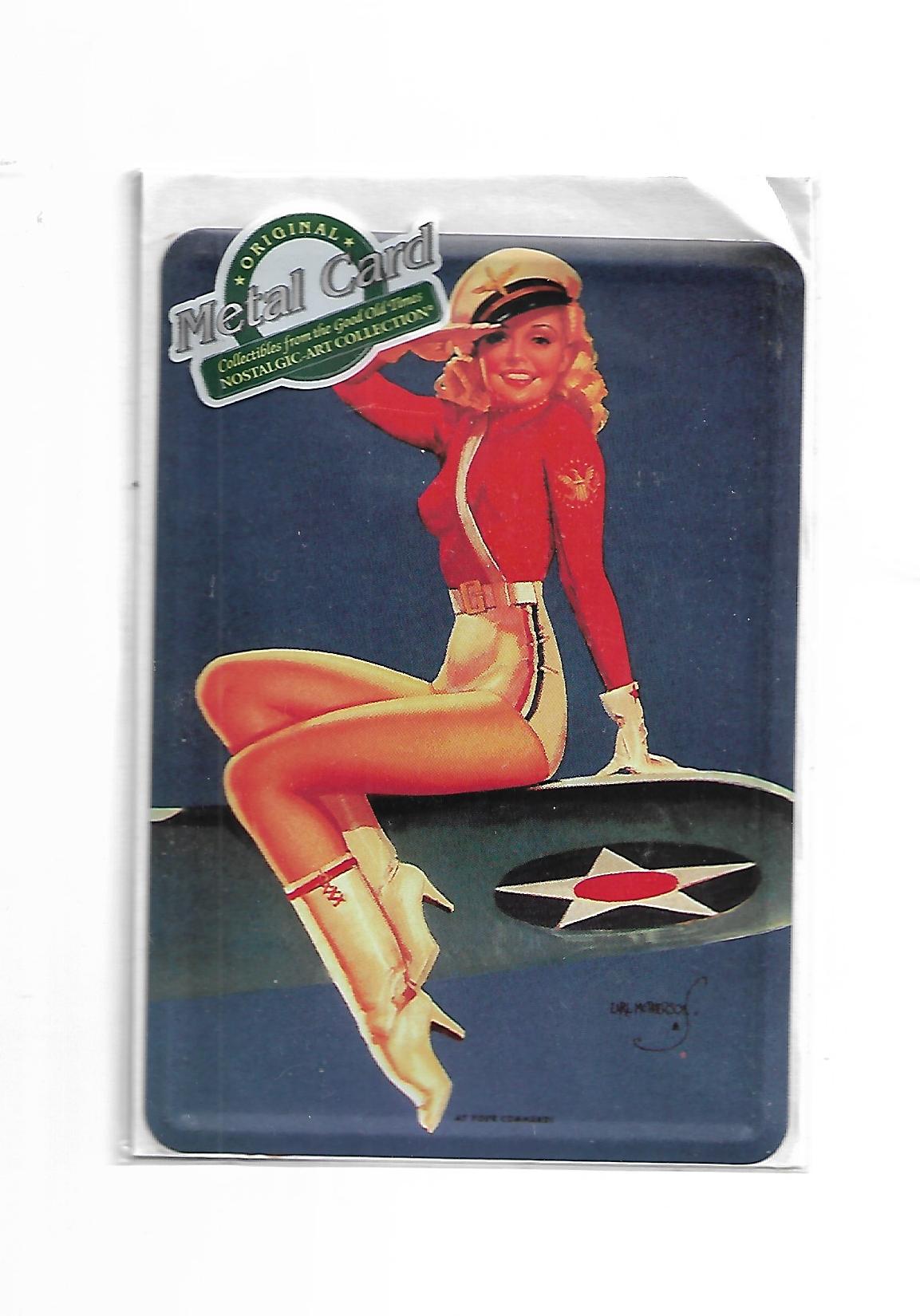 „Blechpostkarte Pin‑up Air Force Girl – gewölbte, randgeprägte Vintage‑Metallpostkarte von Nostalgic Art“