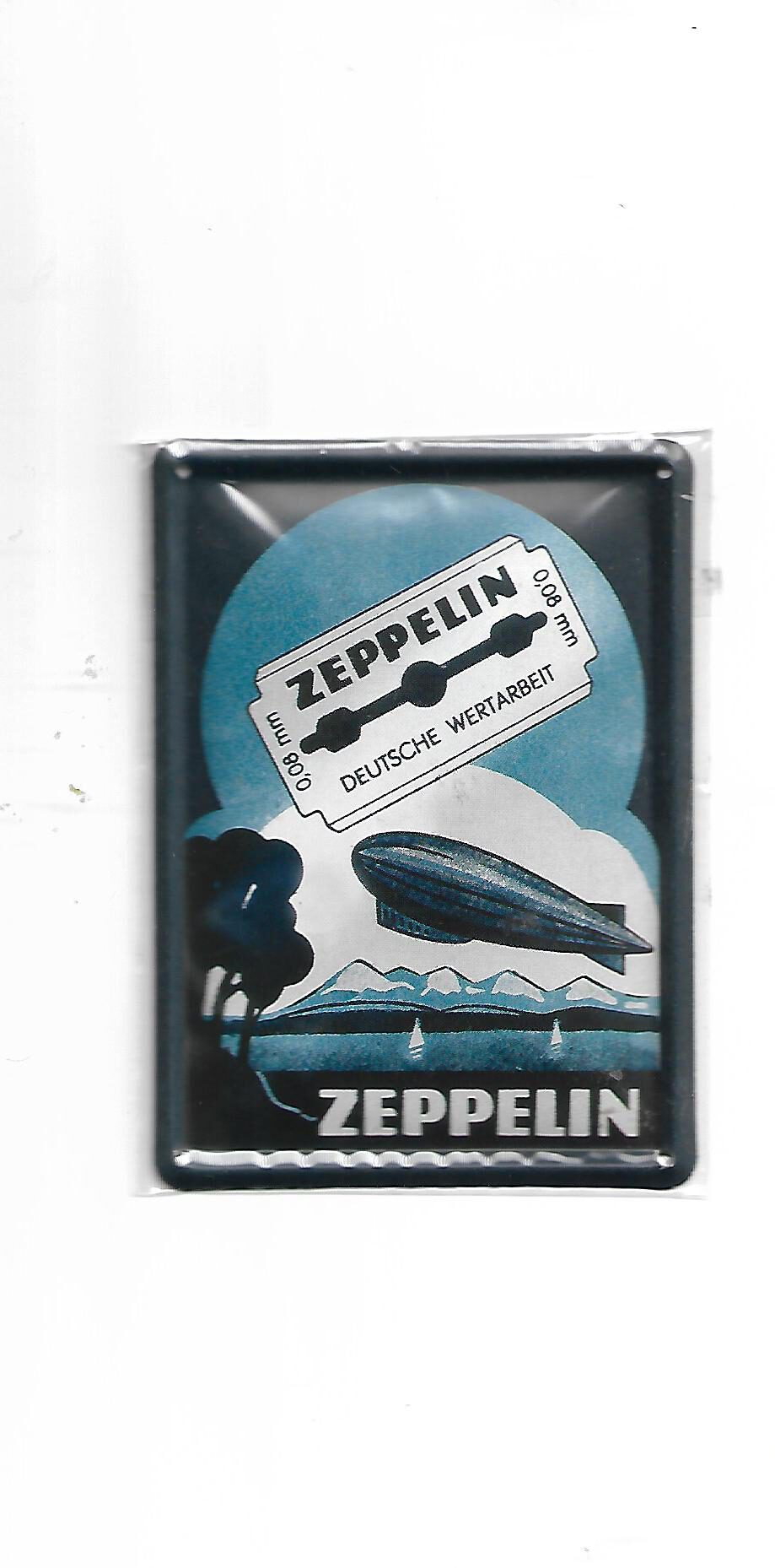 „Blechpostkarte Rasierklingen Zeppelin – gewölbte, randgeprägte Vintage‑Metallpostkarte mit historischem Reklamemotiv“