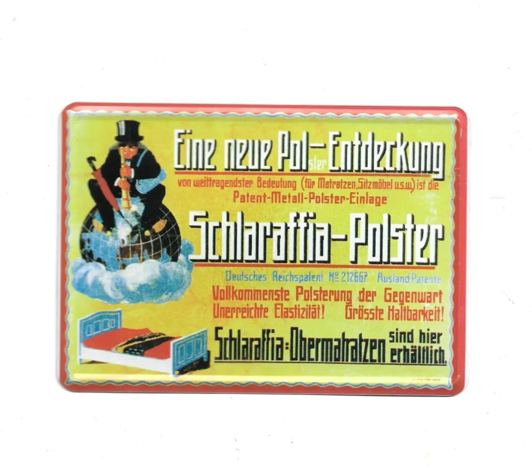 „Blechpostkarte mit Schlaraffia-Werbung: Mann mit Matratze auf Weltkugel, Text ‚Patent-Metall-Polster-Einlage‘, ca. 10 × 14 cm.“