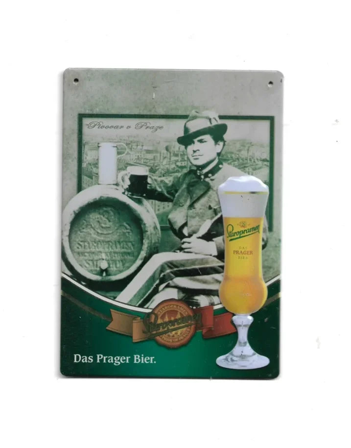 „Blechpostkarte mit Staropramen-Biermotiv: Mann mit Bierfass, Glas im Vordergrund, Text ‚Das Prager Bier‘, ca. 10 × 14 cm.“