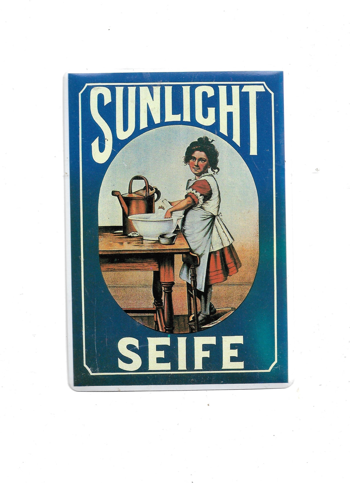 Nostalgische Blechpostkarte im Hochformat mit historischer Werbung für Sunlight Seife auf blauem Grund. Im Ovaleinfassung steht eine Frau in Schürze an einer Waschschüssel mit Kanne.
