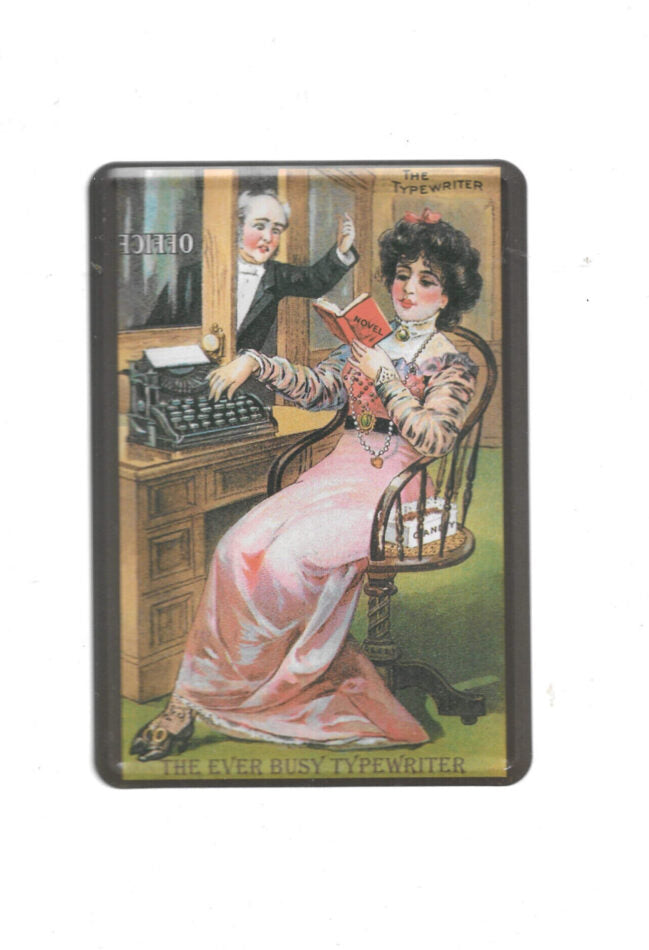 „Blechpostkarte mit Vintage-Motiv: Frau mit Schreibmaschine liest Roman, Büro-Szene, ca. 10 × 14 cm.“