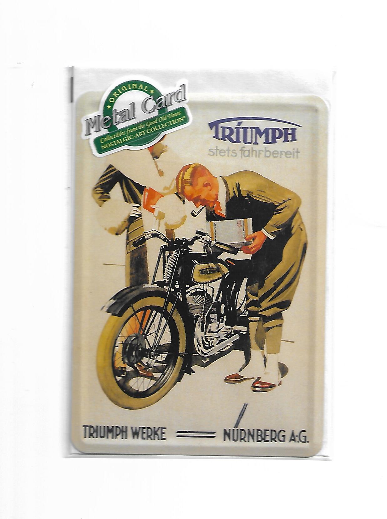 „Blechpostkarte Triumph stets fahrbereit – gewölbte, randgeprägte Vintage‑Metallpostkarte von Nostalgic Art“
