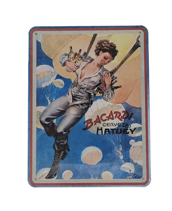 das Bacardi Pin up Girl gleitet mittels Fallschirm zur Erde. Fröhlich, sie hält 4 Flaschen Bacardi in der Hand