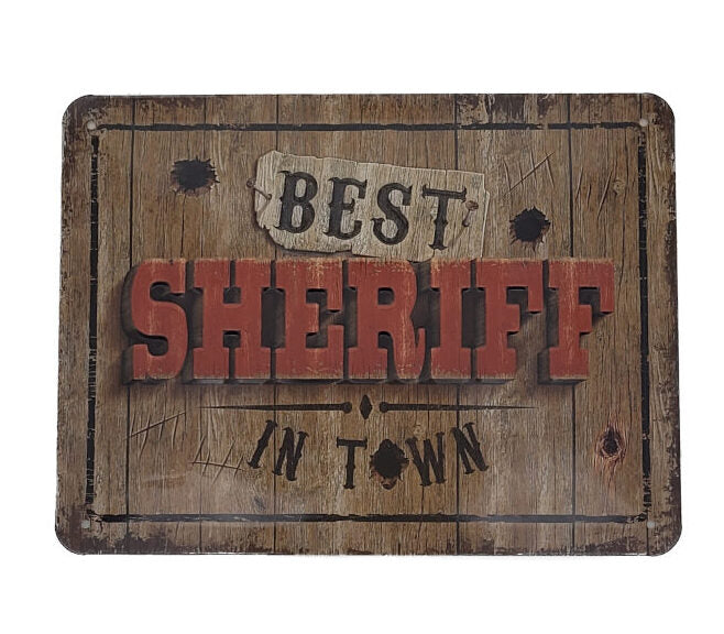 Hintergrund in Holzoptik darauf die schrift best sheriff in town. Das Wort Sheriff ist in rot abgehoben.