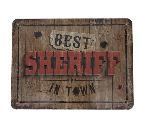 Hintergrund in Holzoptik darauf die schrift best sheriff in town. Das Wort Sheriff ist in rot abgehoben.