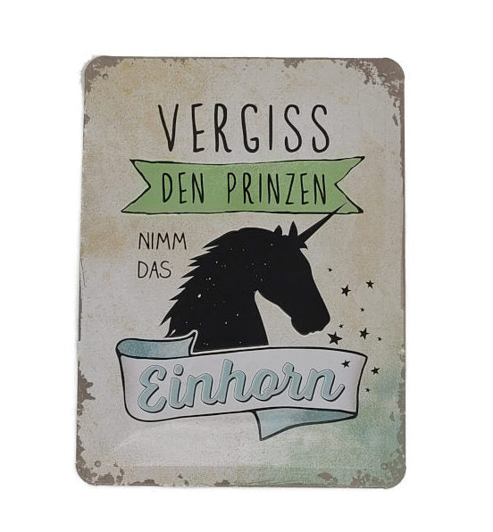 schild, auf alt gemacht, weißer Hintergrund Vergiss, schwarz geschrieben, den Prinzen in hellgrünes Kästchen mit Schwarz geschrieben, nimm das in schwarz geschrieben, Einhorn in hellblau umrahmt von einem Fahnenkästchen, als Silhouette ein Einhorn in schwarz