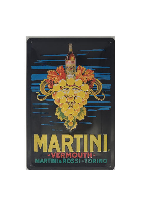 „Rechteckiges Blechschild im Vintage-Stil mit dem klassischen Martini & Rossi Vermouth-Motiv. Das Design zeigt eine stilisierte Flasche und ein Glas Martini vor einem grafischen Hintergrund mit roten, schwarzen und weißen Elementen. Der Schriftzug ‚Martini‘ ist zentral platziert, umgeben von dekorativen Ornamenten im Retro-Look. Die Oberfläche ist gewölbt mit geprägten Konturen, die Ecken sind abgerundet und vorgebohrt zur einfachen Wandmontage.“