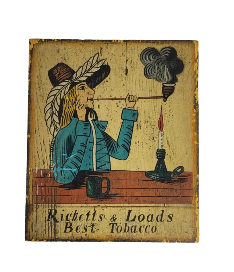 Vintage-Holzschild mit Werbemotiv „Ricketts & Loads Best Tobacco“; Illustration eines Mannes mit Pfeife, Federhut und Kerze am Tisch, signiert von F. Conz; ca. 2 cm dick, mit Drahtaufhängung auf der Rückseite., extrem rustikal mit Gebrauchsspuren