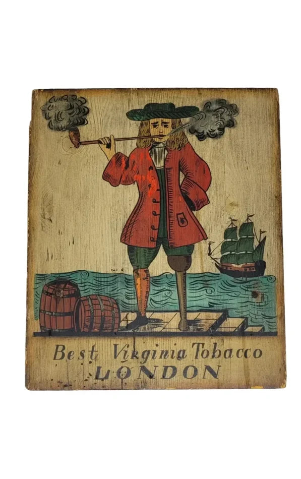 „Vintage-Holzschild mit kolonialem Motiv: Mann in rotem Mantel und grünem Beinkleid raucht Pfeife auf einem Kai, mit Fässern und Segelschiff im Hintergrund, Schriftzug ‚Best Virginia Tobacco – London‘.“