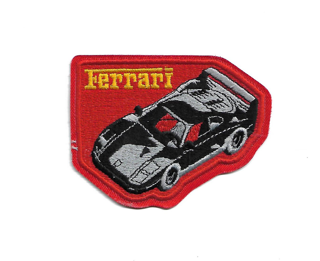 „Bestickter Ferrari‑Aufnäher mit rotem Hintergrund, gelbe Aufschrift Ferrari,10,5×8 cm, zum Aufbügeln für Kleidung und Taschen.“
