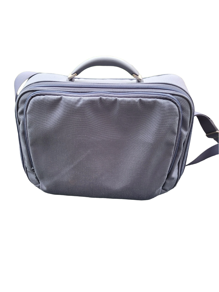 „Mandarina‑Duck Business‑Tasche in anthrazit; funktionale Laptoptasche mit Schulterriemen und Griff; synthetisches Material; leichte Gebrauchsspuren, sonst sehr guter Zustand.“  