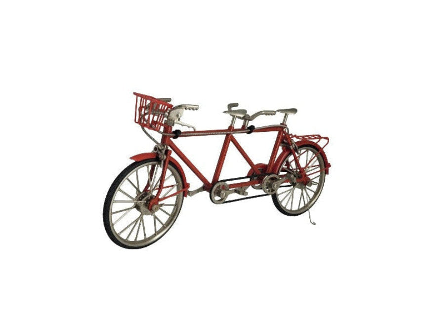 „Miniatur‑Tandemfahrrad im Maßstab 1:6, ca. 26 × 12 cm, überwiegend Metall mit Kunststoffteilen; funktionsfähige Pedale und Bremsen; leichte Gebrauchsspuren.“