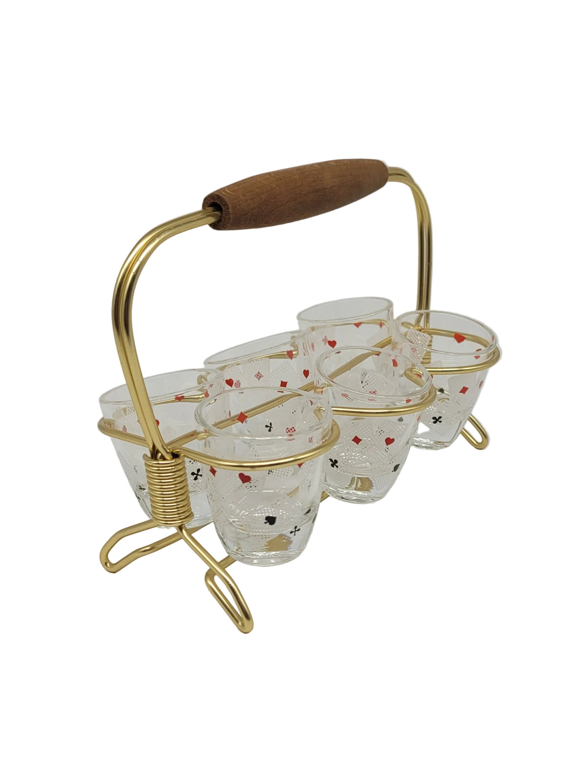Vintage Schnapsglashalter aus messingfarbenem Metall mit Holzgriff und 6 passenden Schnapsgläsern, bedruckt mit roten und schwarzen Spielkarten-Symbolen.