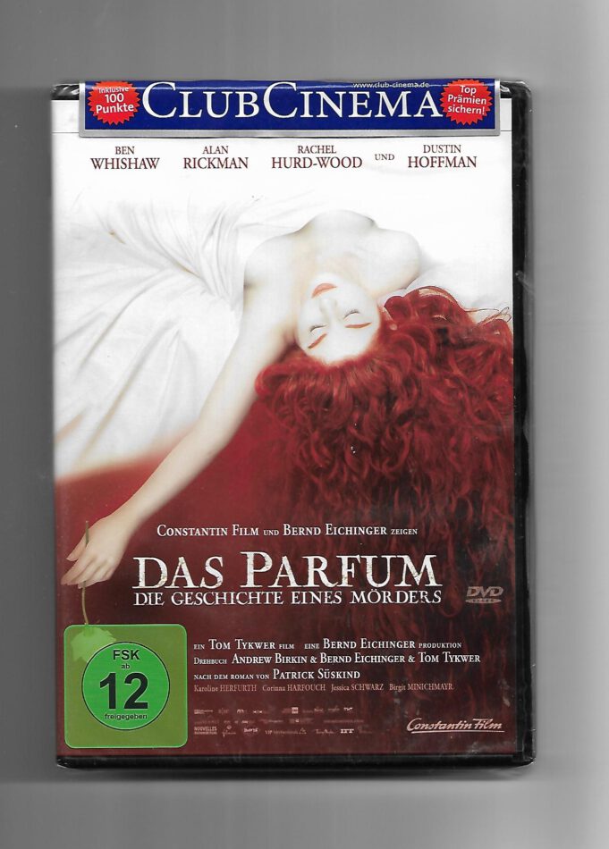 DVD Das Parfum – Die Geschichte eines Mörders, OVP, FSK 12, Tom Tykwer, Ben Whishaw Das Cover:m Vordergrund liegt eine junge Frau mit langem, rotblondem Haar – offenbar schlafend oder bewusstlos – auf weißem Stoff. Ihr Körper ist leicht seitlich gedreht, was eine Mischung aus Unschuld und Verletzlichkeit vermittelt. Sinnlich, geheimnisvoll und leicht unheimlich – perfekt abgestimmt auf die düstere Atmosphäre des Films.