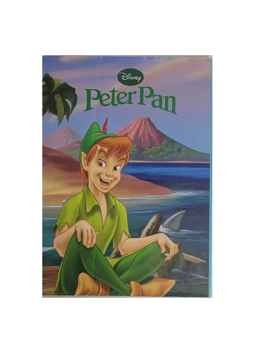 „Buchcover von Disney’s ‚Peter Pan‘ aus der Reihe New Disney Classics. Peter Pan sitzt auf einem Strand vor tropischer Kulisse mit Meer, Palmen und rotem Berggipfel im Hintergrund. Rückseite zeigt Captain Hook vor Piratenschiff und Palmen. Englischer Klappentext mit Abenteuer-Motiv.“
