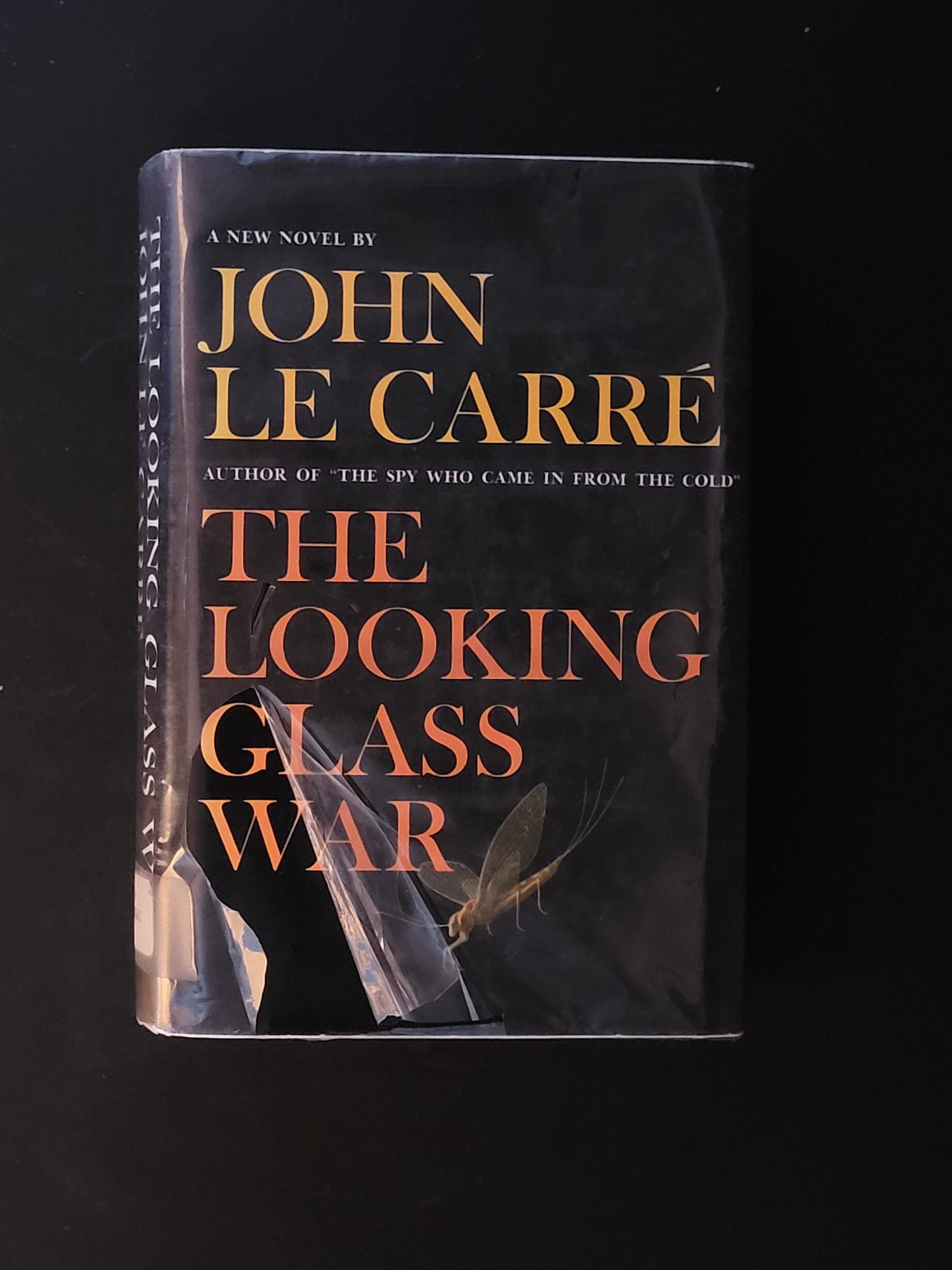 Spionageroman von John le Carré. The Looking Glass War, Coward‑McCann, Leihbuchausgabe, guter Zustand mit  nicht mehr intakter Schutzfolie.