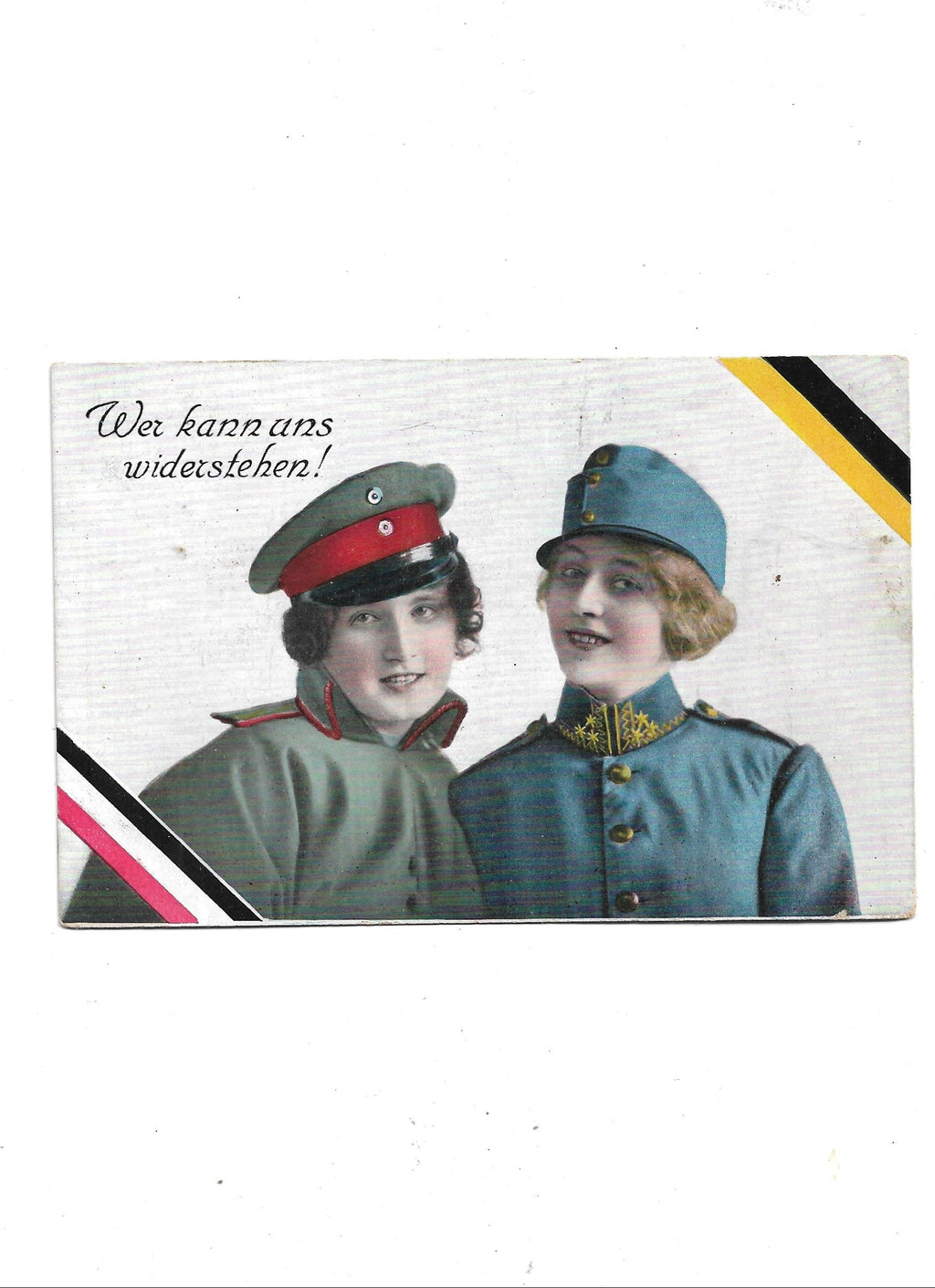„Gelaufene Feldpostkarte 1. Weltkrieg ‚Wer kann uns widerstehen‘; mit österreichischen und deutschen Nationalfarben in den Ecken; Papier; historischer Zustand.“