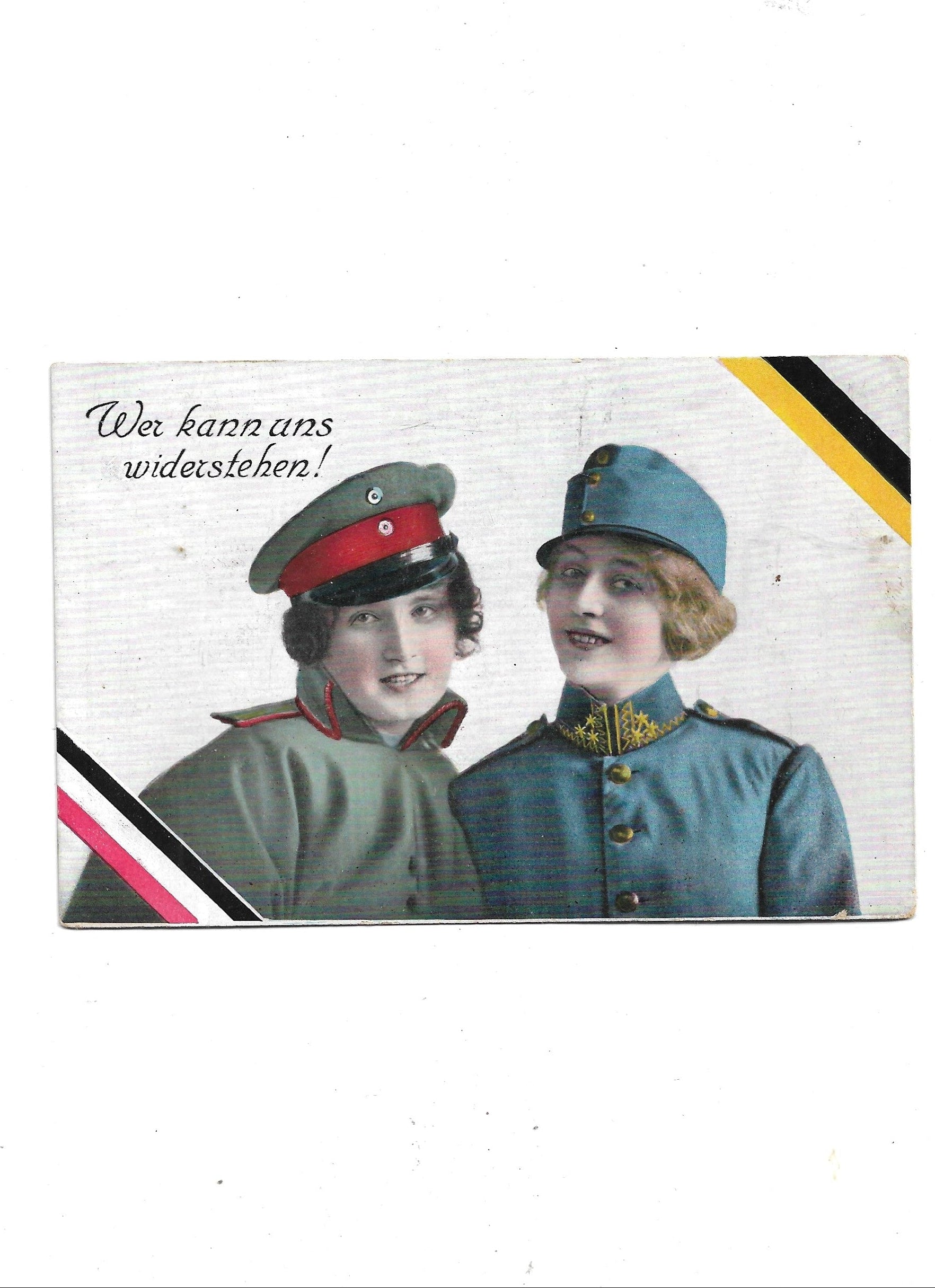 „Gelaufene Feldpostkarte 1. Weltkrieg ‚Wer kann uns widerstehen‘; mit österreichischen und deutschen Nationalfarben in den Ecken; Papier; historischer Zustand.“