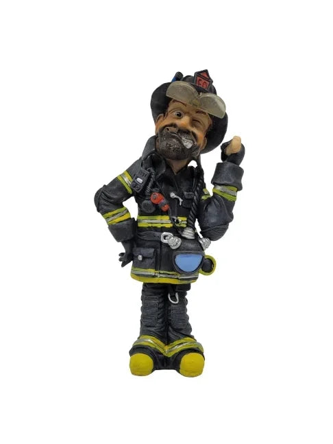 „Feuerwehrfigur aus Polyresin, ca. 27 cm hoch, mit schwarzer Uniform, gelben Reflexstreifen, Helm und Atemschutzgerät. Die Figur zeigt einen Feuerwehrmann in karikaturhafter Darstellung mit markanten Gesichtszügen und Werkzeugen wie Axt oder Hydrantenschlüssel. Ideal als dekoratives Sammlerstück oder Geschenk.“