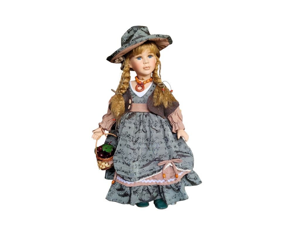 „Limitierte Künstlerpuppe Mandy (Nr. 376/1000) aus Biskuitporzellan, mit Naturfaserkleid, Schürze und handgearbeiteten Accessoires.“
