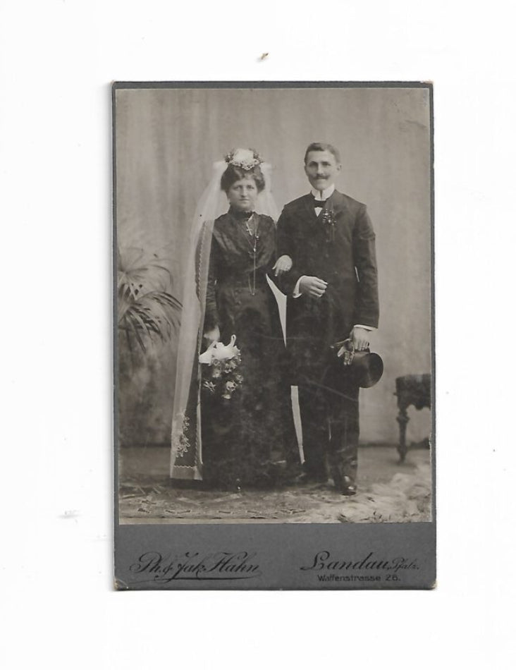 „Kabinettkarte Brautpaar, Atelier Jak. Hahn Landau; vor 1918; Bräutigam im Gehrock der Kaiserzeit; ca. 16,5 × 10,5 cm; guter Zustand.“