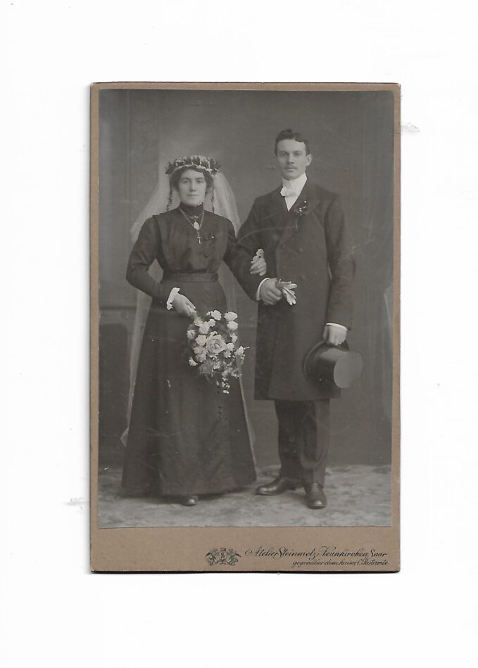 „Kabinettkarte Brautpaar, Atelier Steinmetz Neunkirchen; vor 1918; Bräutigam im Gehrock der Kaiserzeit; ca. 16,5 × 10,5 cm; guter Zustand.“