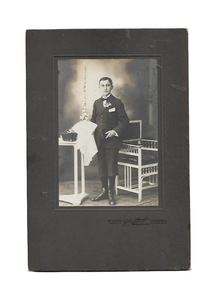 „Historisches Kommunionsfoto: Junge mit Rosenkranz und Bibel, Atelier Gebr. Strauß Heidelberg; ca. 24 × 16,5 cm; guter Zustand.“