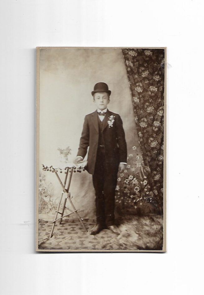 „Historisches Porträtfoto eines jungen Mannes in feiner Kleidung; ca. 16,5 × 10,5 cm; guter Zustand; leicht gewellt.“