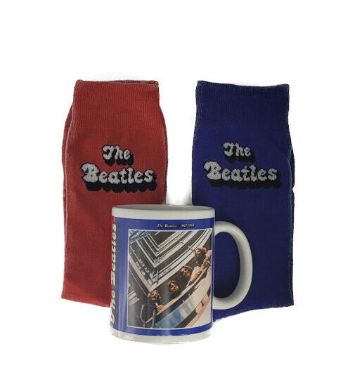 Geschenkset bestehend aus einer Keramiktasse mit dem Motiv der Beatles so zu sehen auf der blauen Schallplatte, dazu ein paar Socken in Universalgröße je rot und blau mit Aufschrift The beatles