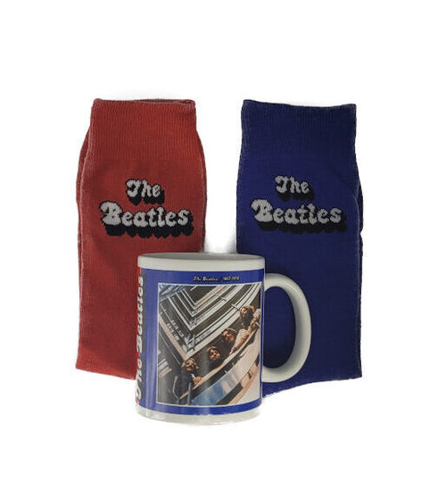 Geschenkset bestehend aus einer Keramiktasse mit dem Motiv der Beatles so zu sehen auf der blauen Schallplatte, dazu ein paar Socken in Universalgröße je rot und blau mit Aufschrift The beatles