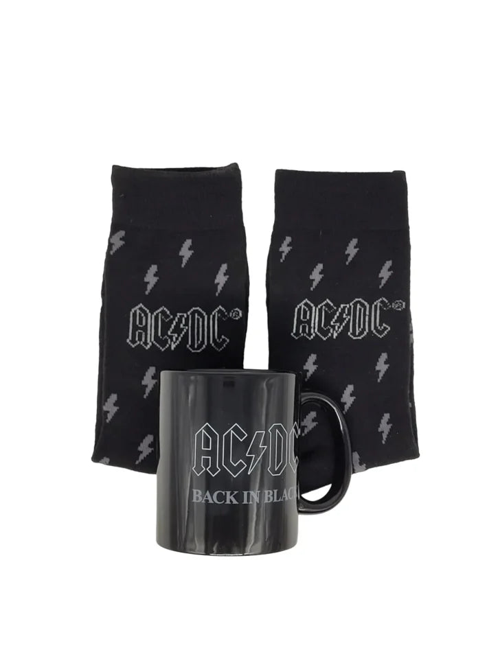 Schwarze ACDC-Socken mit silbernen Blitzen und großem „ACDC“-Schriftzug; Baumwollmischung, Einheitsgröße EU 39–45. Tasse mit schriftzug acdc