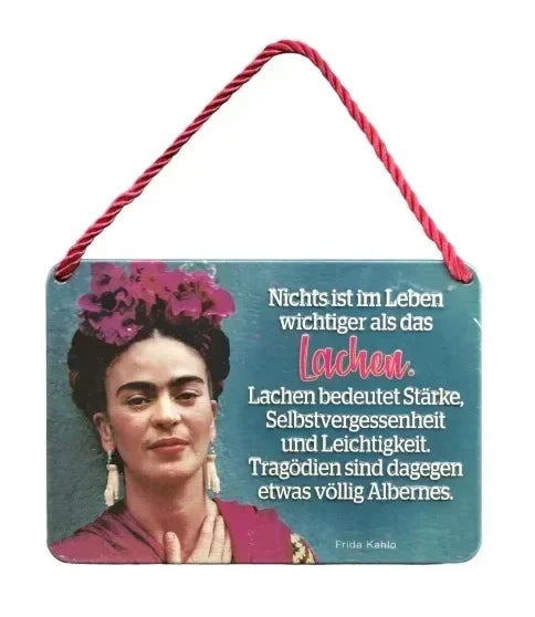 Hängeschild „Frida Kahlo – Nichts im Leben ist wichtiger als das Lachen…“ mit ikonischem Porträt der mexikanischen Künstlerin. Das Design zeigt Frida mit Blumenkranz und intensivem Blick, kombiniert mit einem Zitat über Lebensfreude. Hochwertige 3D-Prägung auf stabilem Blech, dekorativ und inspirierend im Vintage-Stil.