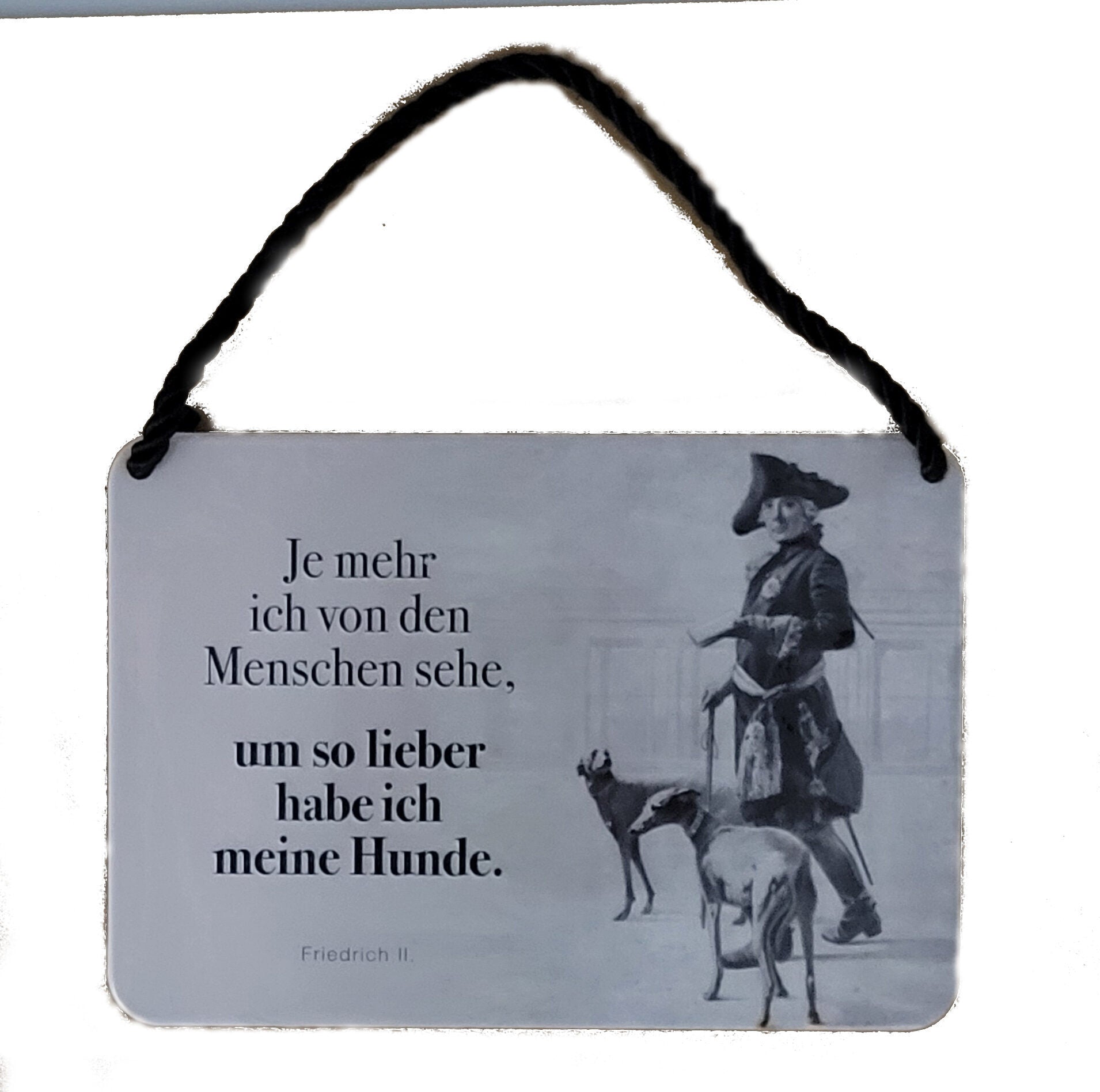 „Hängeschild mit Zitat von Friedrich II: ‚Je mehr ich von den Menschen sehe, um so lieber habe ich Hunde‘, 16,5×11,5 cm, dekoratives Metallschild.“