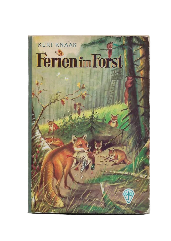 Buchcover von „Ferien im Forst“ von Kurt Knaak aus den Göttinger Jugendbüchern mit Illustration einer Füchsin und ihren Welpen am Fuchsbau im Wald.