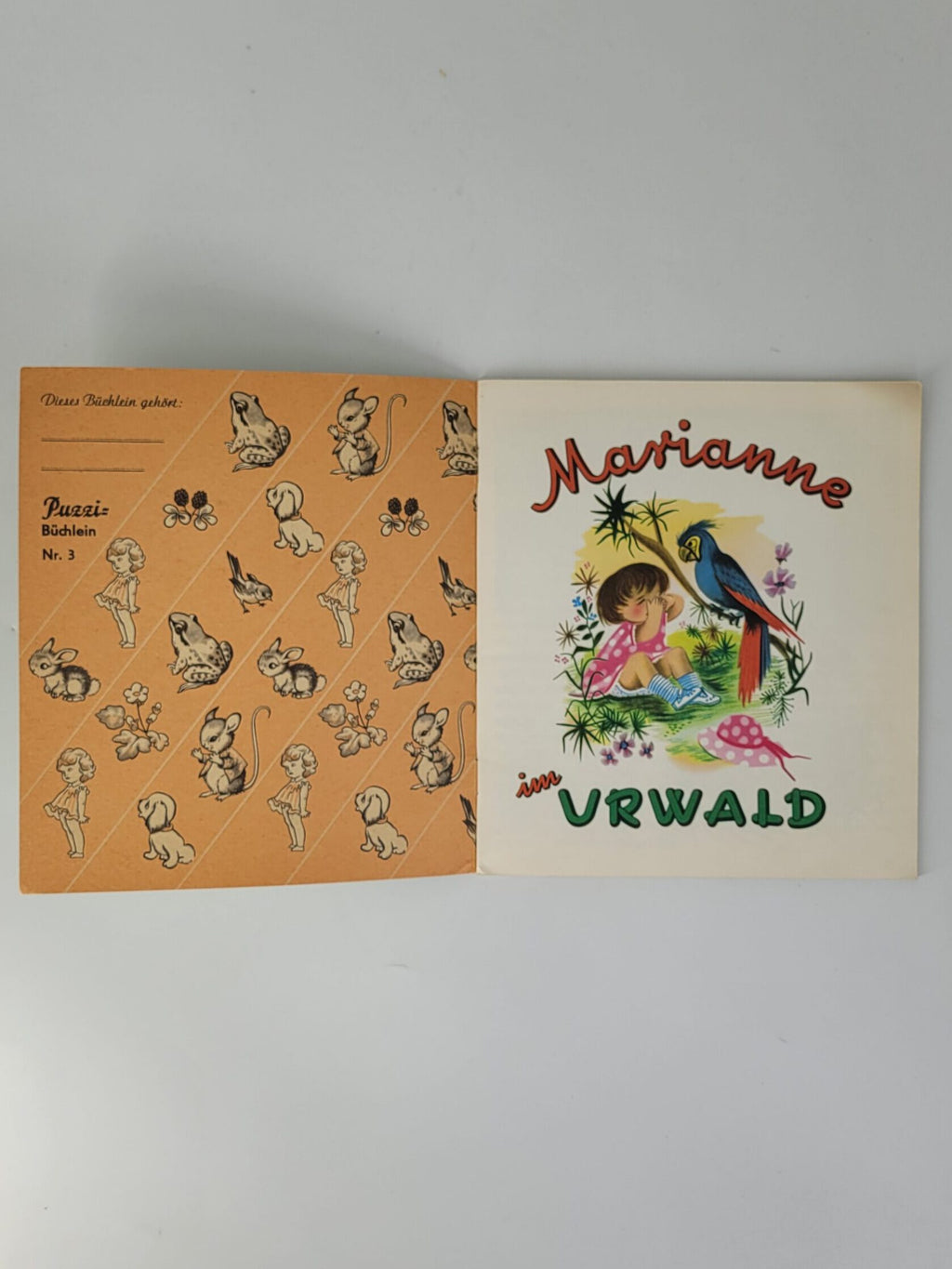 „Innenseite Puzzi 3 – Marianne im Urwald, farbige Tier‑ und Urwaldillustrationen, sauber erhalten“