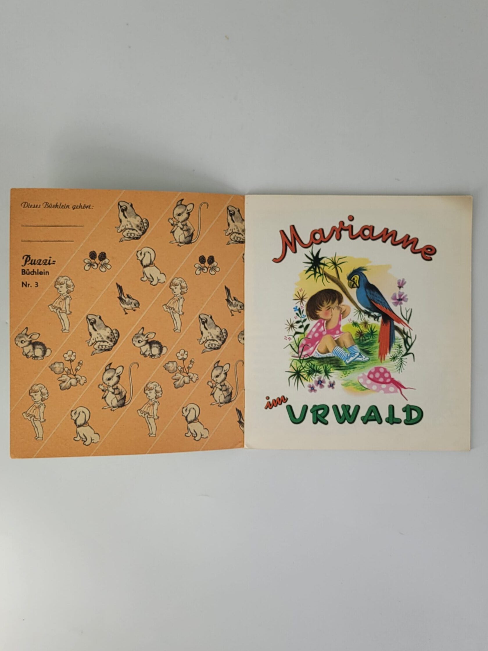 „Innenseite Puzzi 3 – Marianne im Urwald, farbige Tier‑ und Urwaldillustrationen, sauber erhalten“