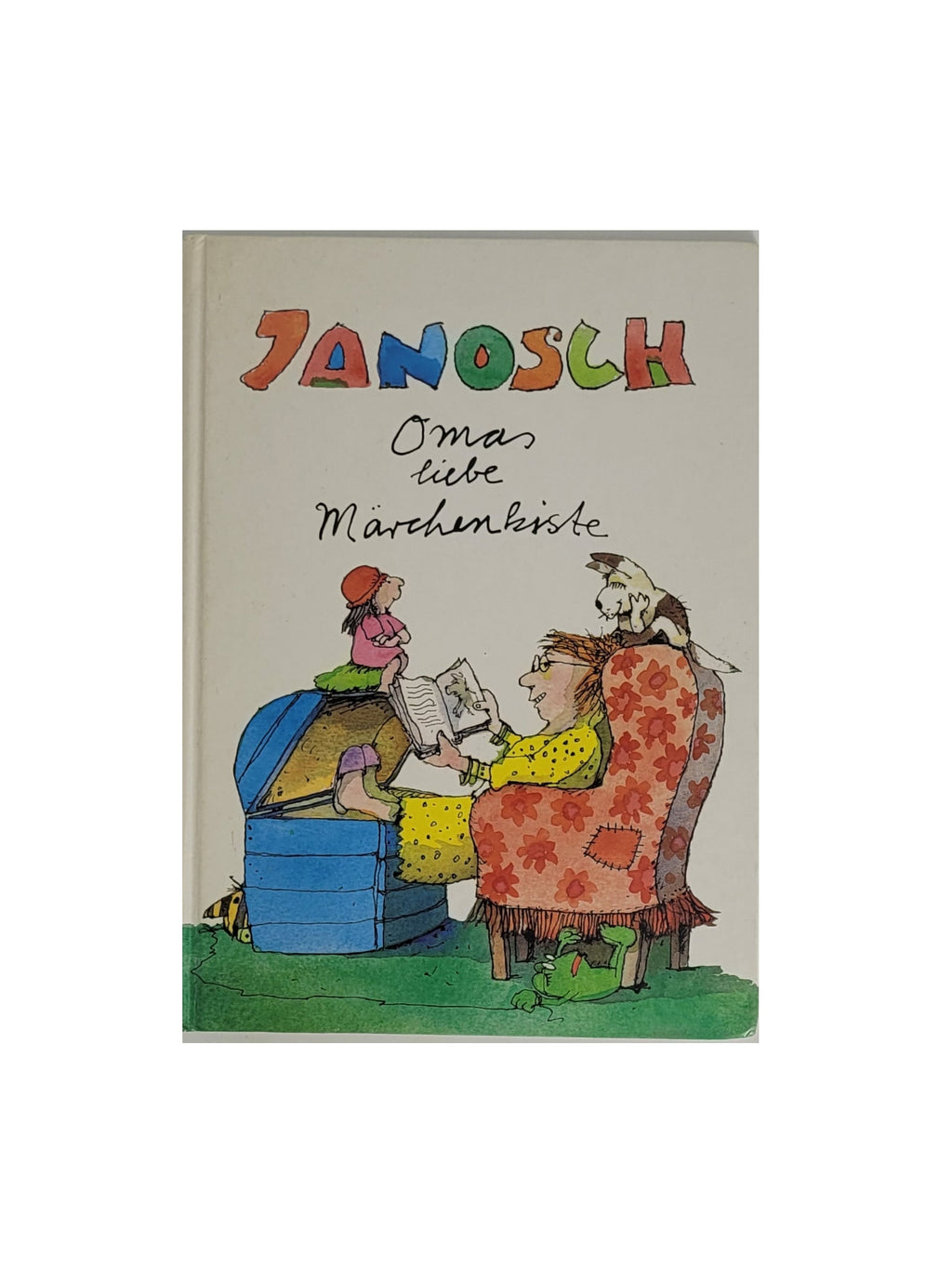 Vorderseite des Kinderbuchs „Omas liebe Märchenkiste“ von Janosch (Serges Medien, 1998): Eine Oma sitzt in einem bunten Ohrensessel und liest vor, während Kinder und Tiere auf einer blauen Kiste sitzen.