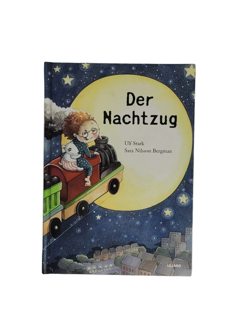 Cover des IKEA Kinderbuchs „Der Nachtzug“ von Ulf Stark: Ein kleiner Junge mit Brille und Stoffhund sitzt auf einer bunten Spielzeugeisenbahn vor einem riesigen gelben Vollmond an einem nächtlichen Sternenhimmel.