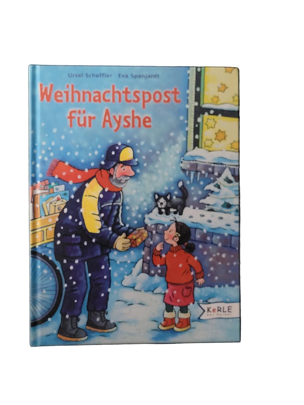 Hardcover-Kinderbuchcover von „Weihnachtspost für Ayshe“ von Ursel Scheffler, das einen Briefträger im Schneegestöber zeigt, der einem kleinen Mädchen ein Geschenk überreicht.