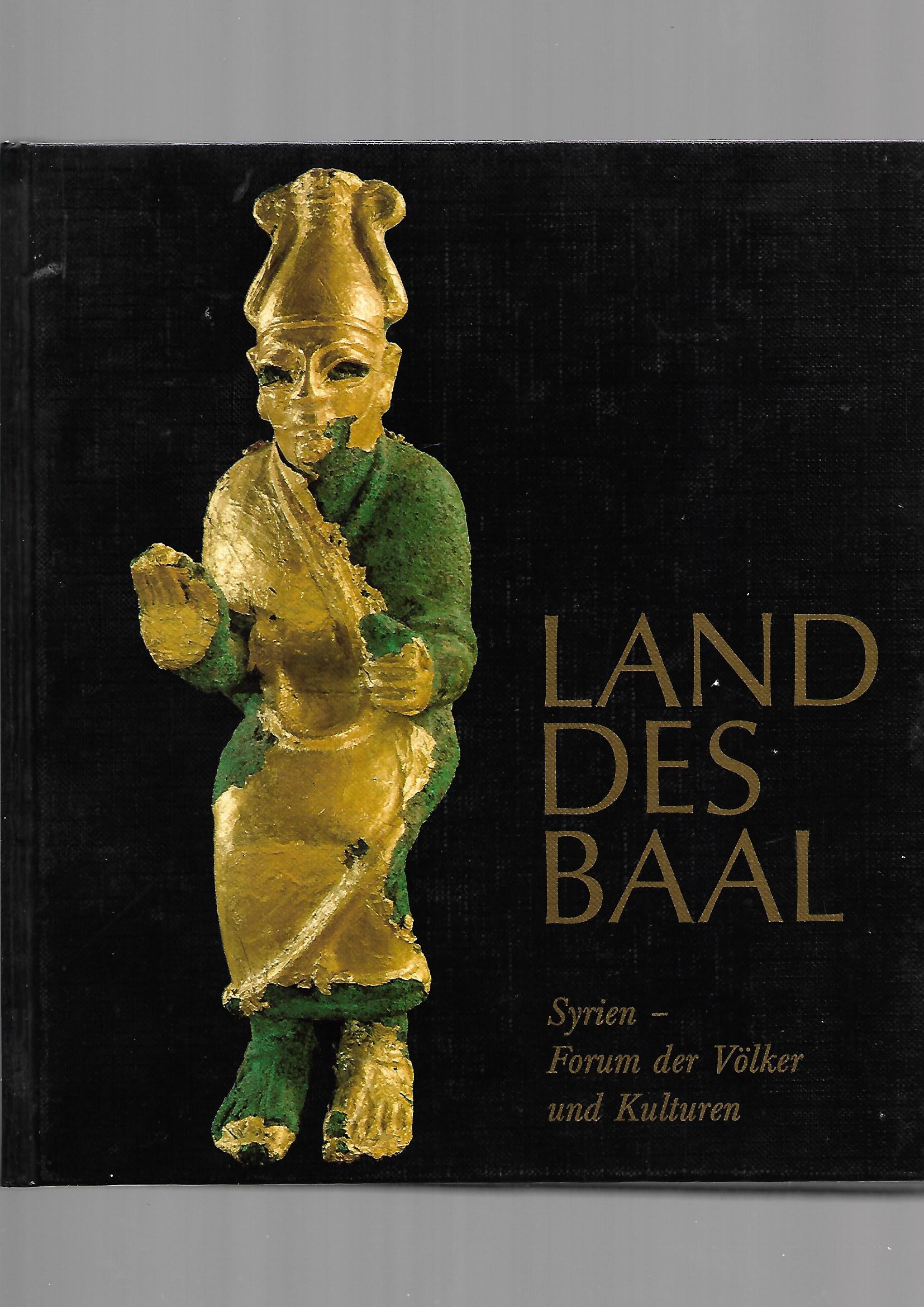 „Buchcover des Ausstellungskatalogs Land des Baal – Syrien, Große Orangerie Berlin‑Charlottenburg 1982, Hardcover.“ „Innenansicht des Ausstellungskatalogs Land des Baal – Syrien mit Fotografien archäologischer Funde und kulturhistorischen Texten.“