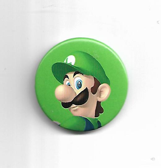 Runder Button mit Motiv aus Super Mario Brothers, zeigt die Figur Luigi in farbiger Illustration; Durchmesser ca. 3,5 cm, mit Metallrückseite und Sicherheitsnadel zum Anstecken; offizielles Fanartikel-Design, ideal für Sammler und Gamer.