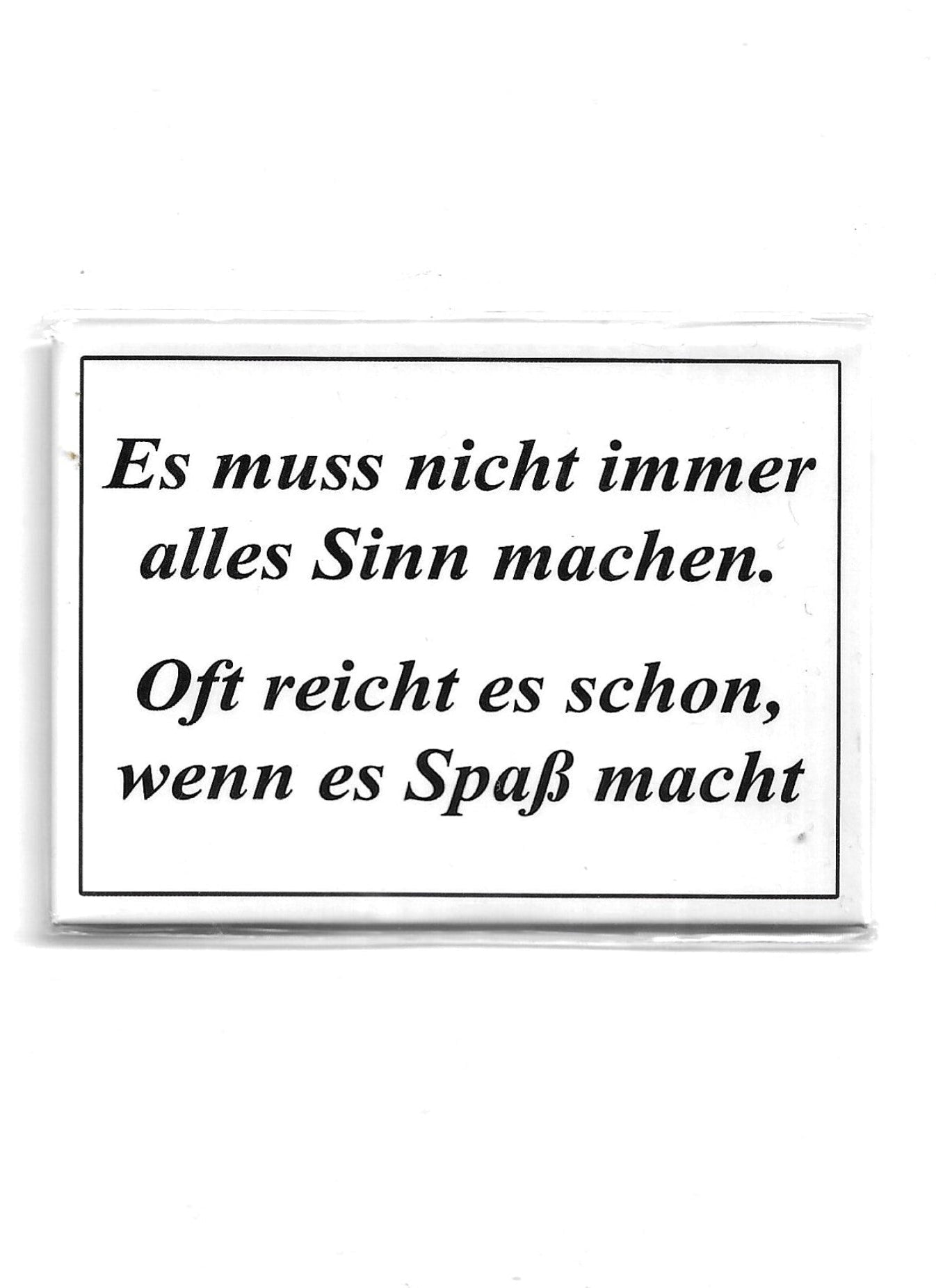 Retro‑Kühlschrankmagnet aus farbig bedrucktem Metall. Vollflächig magnetisch, ideal für mehrere Notizzettel. Perfekt für Humor‑Fans und Alltags‑Sprüche. EAN 4038732110021.