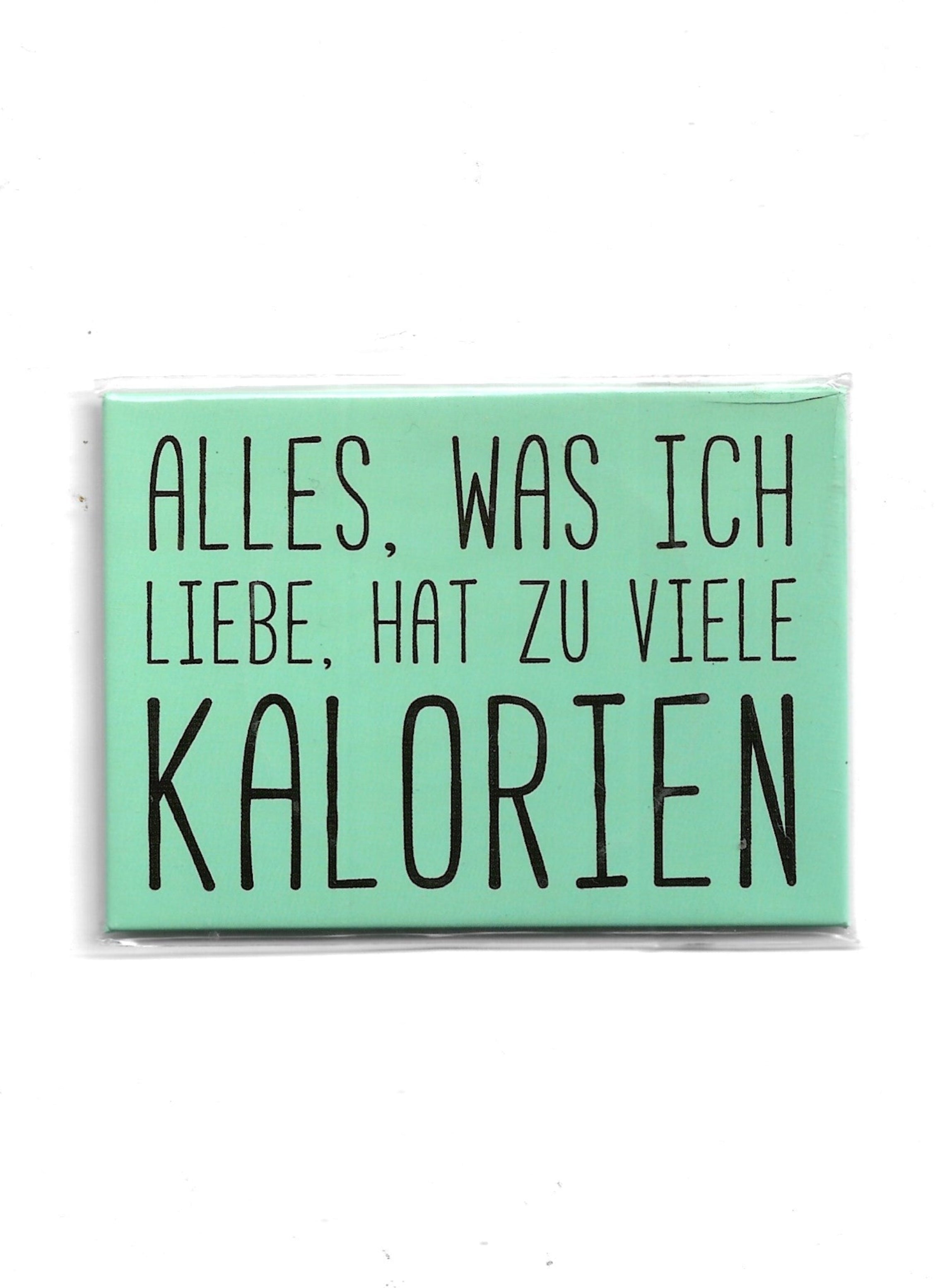 „Rechteckiger Kühlschrankmagnet ‚Alles was ich liebe, hat zu viele Kalorien‘; farbig bedrucktes, stabiles Blech; vollflächiger Magnet, Format ca. 6,5 × 9 cm; geeignet zum Befestigen mehrerer Notizzettel.“